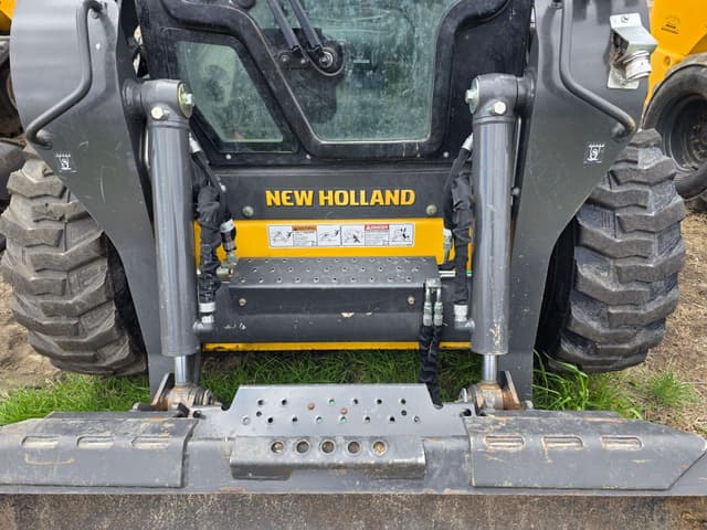 Image of New Holland L320 equipment image 3