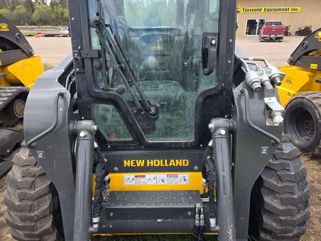 Image of New Holland L320 equipment image 4