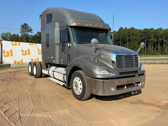 Image of Freightliner Columbia equipment image 2