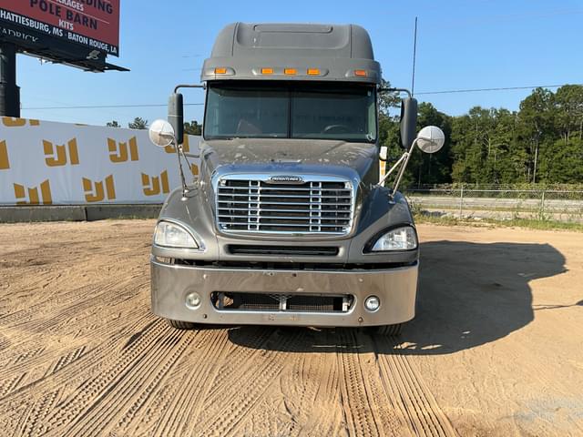 Image of Freightliner Columbia equipment image 1