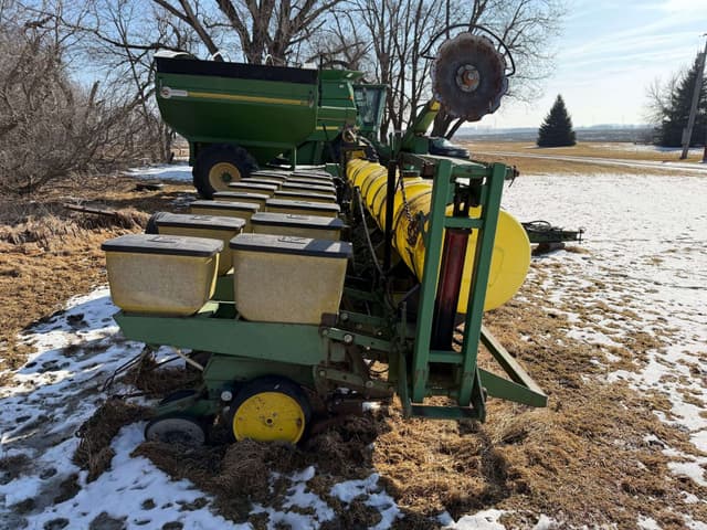 Image of John Deere 7000 equipment image 1