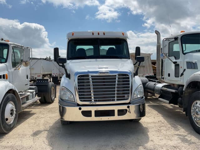 Image of Freightliner Cascadia equipment image 1