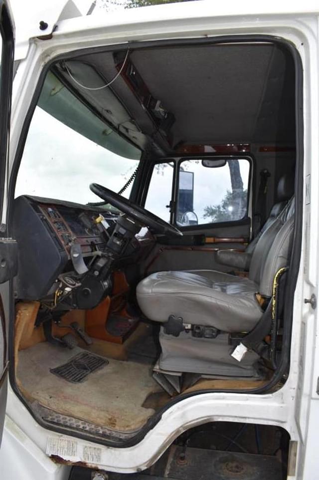 Image of Freightliner FL60 equipment image 4