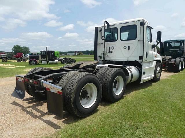 Image of Freightliner Cascadia 125 equipment image 2