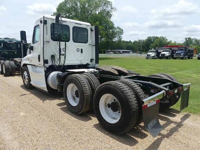 Image of Freightliner Cascadia 125 equipment image 3