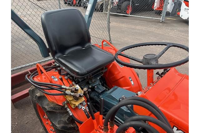 Image of Kubota B7100 equipment image 3