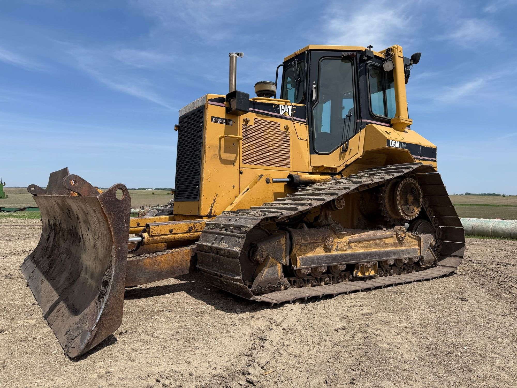 1999 Caterpillar D5M Equipment Image0