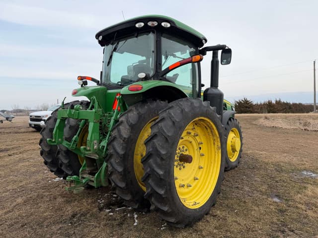 Image of John Deere 8235R equipment image 4