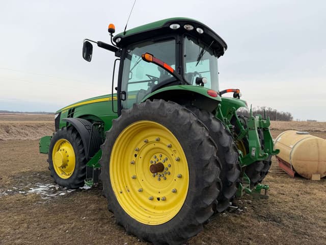 Image of John Deere 8235R equipment image 1