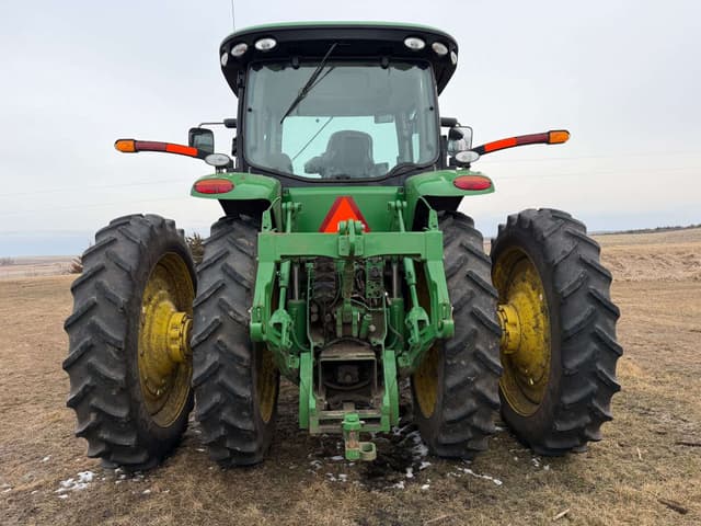 Image of John Deere 8235R equipment image 2