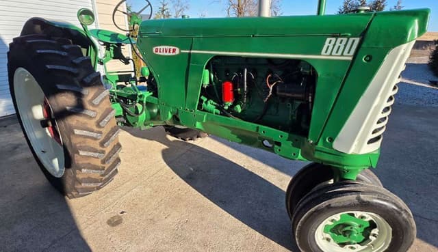 Image of Oliver 880 equipment image 1