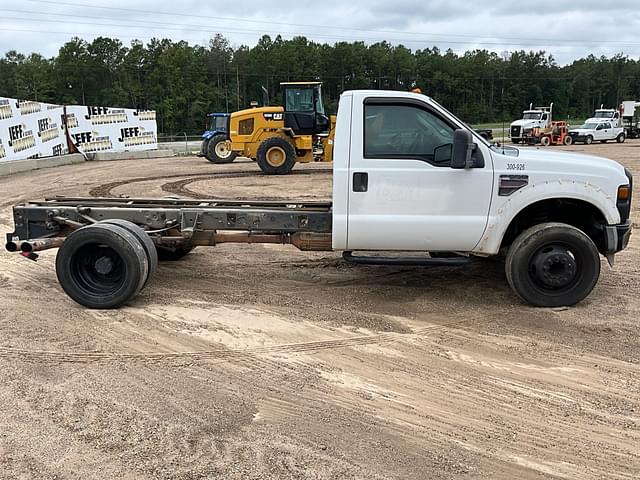 Image of Ford F-550 equipment image 3