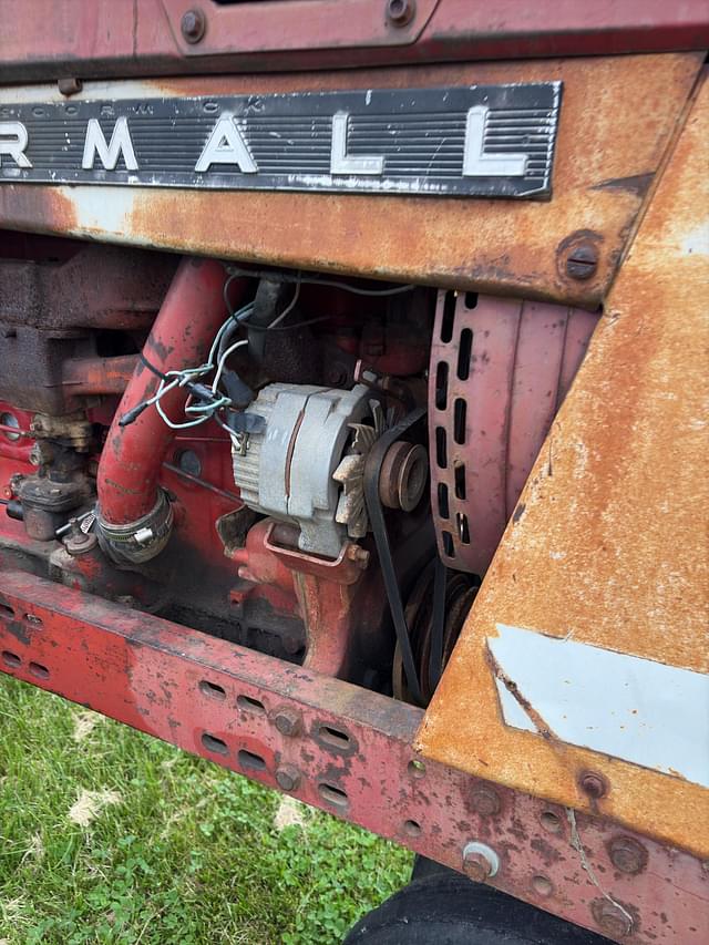 Image of Farmall 706 equipment image 3