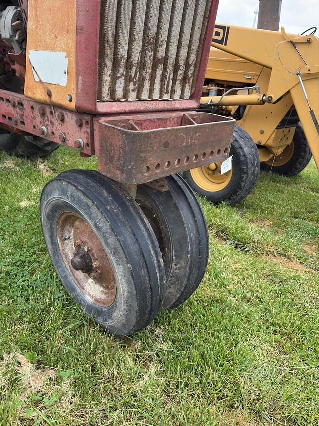 Image of Farmall 706 equipment image 2