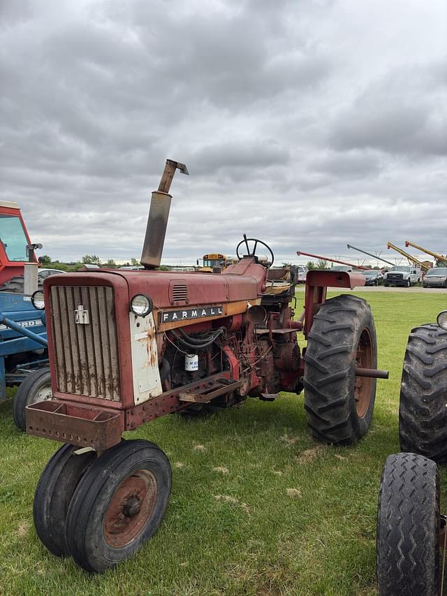 Image of Farmall 706 equipment image 1