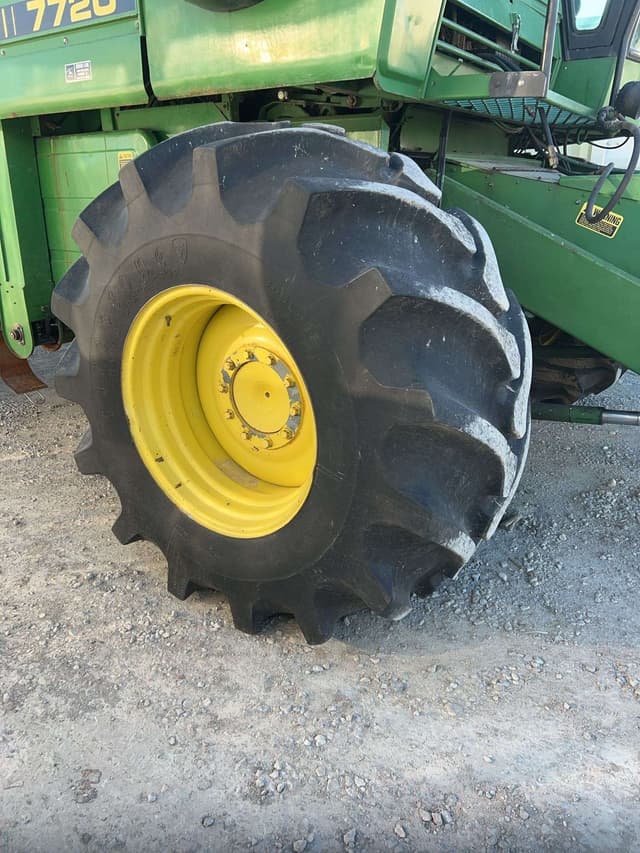 Image of John Deere 7720 Titan II equipment image 3