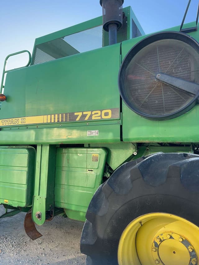 Image of John Deere 7720 Titan II equipment image 4