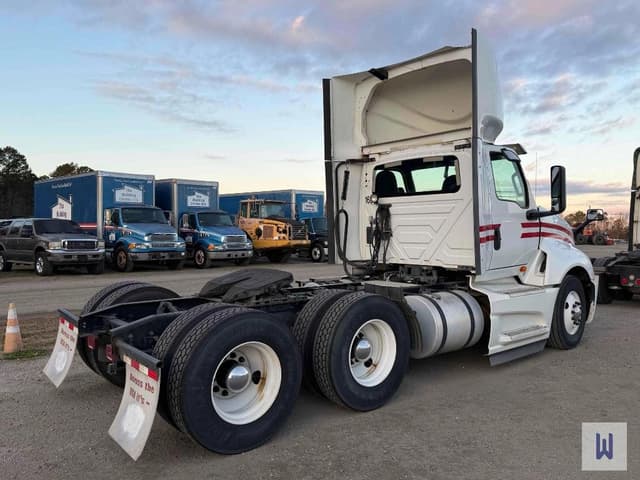 Image of International LT625 equipment image 3