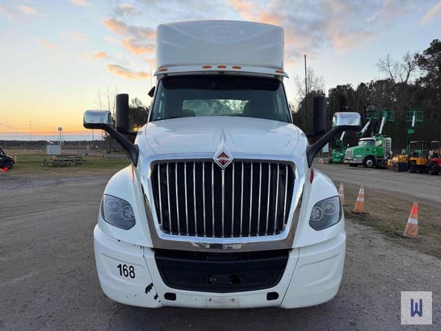 Image of International LT625 equipment image 1