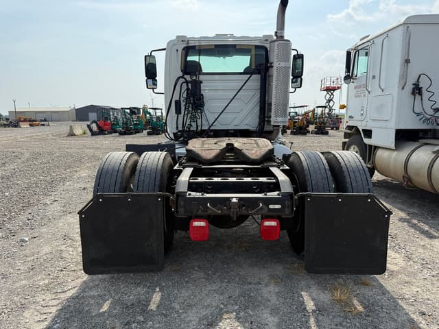 Image of International 8000 equipment image 4