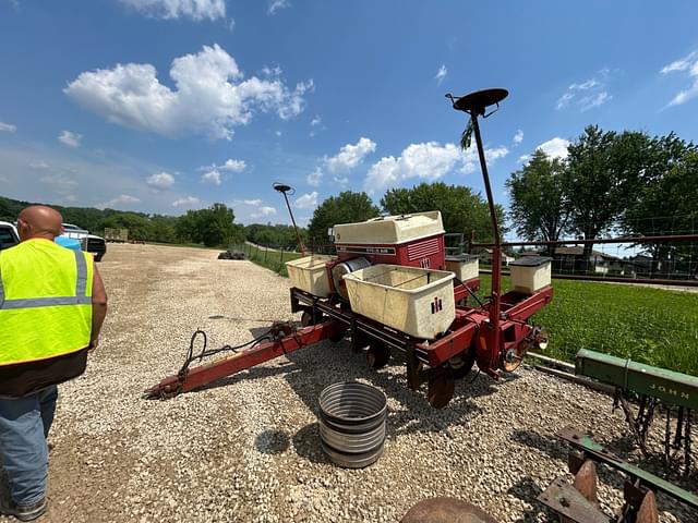 Image of International Harvester 800 equipment image 1