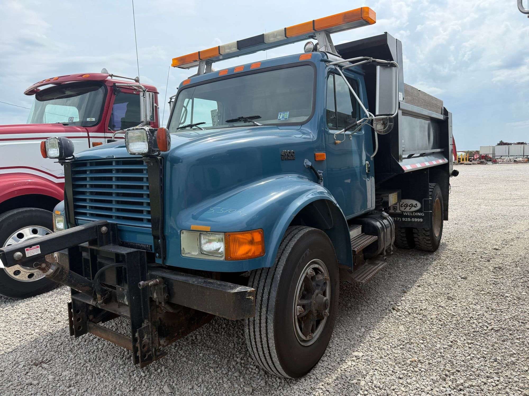 1996 International 4900 Equipment Image0