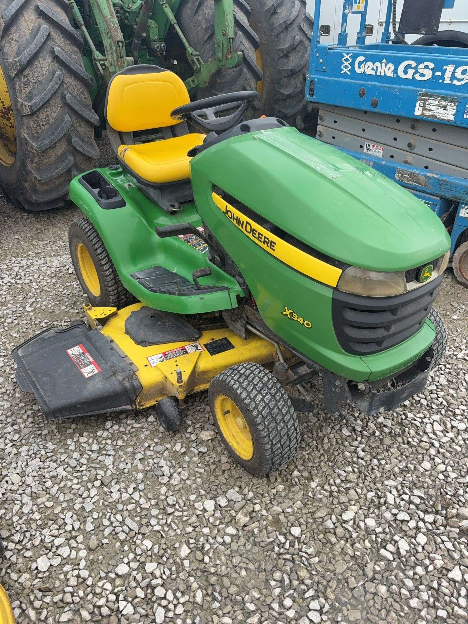 John Deere X340 Equipment Image0