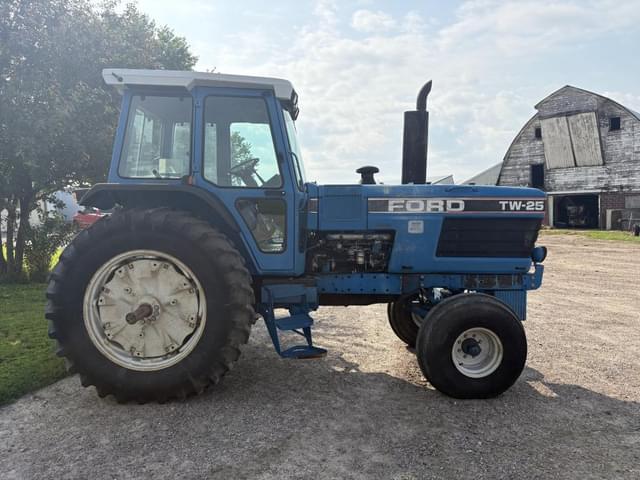 Image of Ford TW-25 equipment image 3