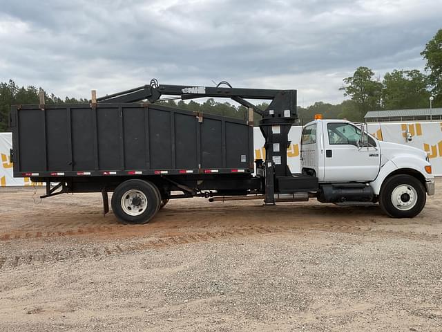 Image of Ford F-750 equipment image 3