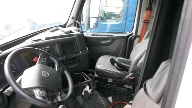 Image of Volvo VNL760 equipment image 2