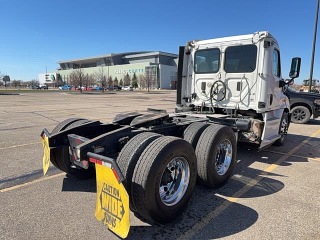 Image of Freightliner Cascadia 113 equipment image 3