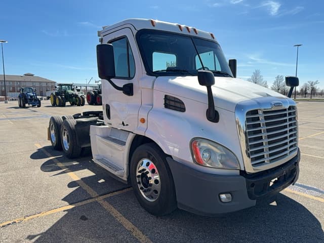 Image of Freightliner Cascadia 113 equipment image 2