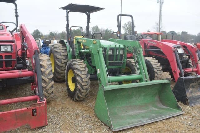 Image of John Deere 5205 equipment image 3