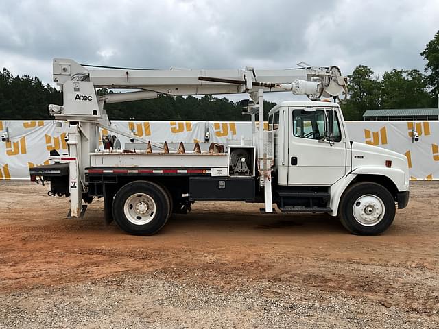 Image of Freightliner FL70 equipment image 3