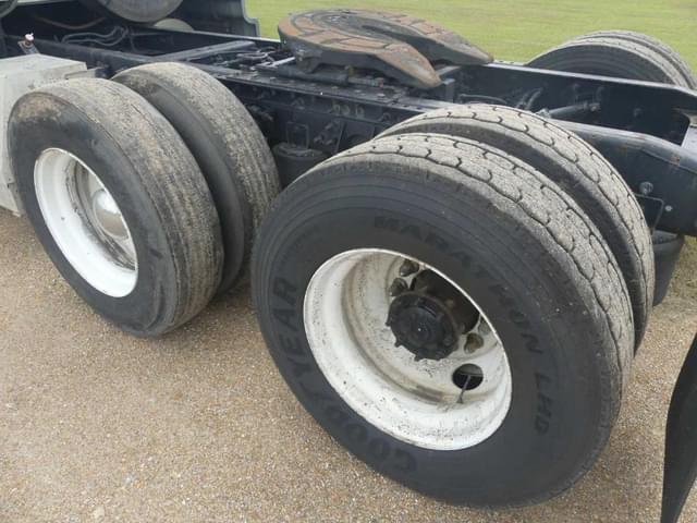 Image of International ProStar Plus 122 equipment image 4