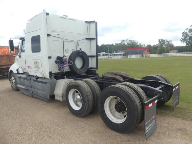 Image of International ProStar Plus 122 equipment image 3
