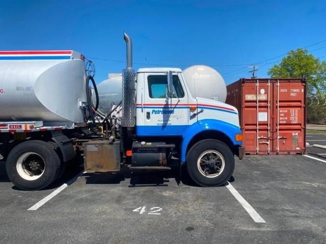 Image of International 8100 equipment image 2