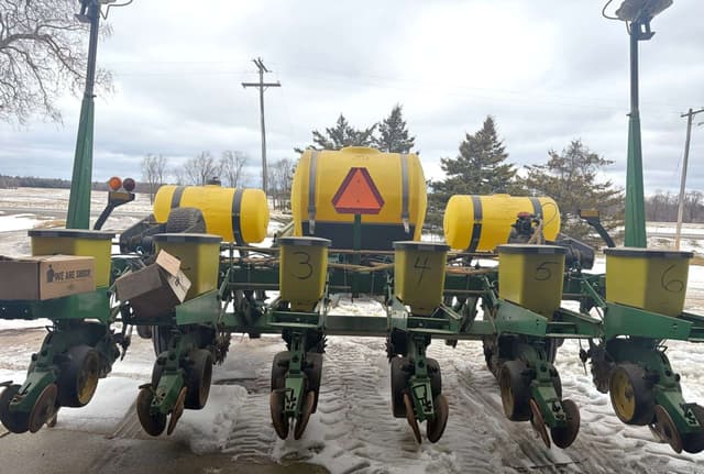 Image of John Deere 7240 equipment image 4