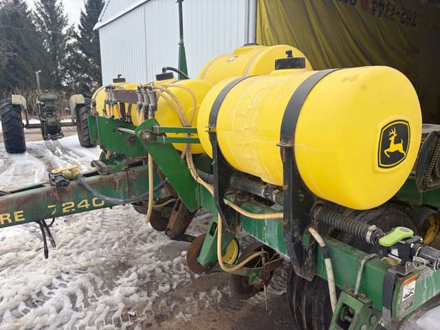 Image of John Deere 7240 equipment image 1