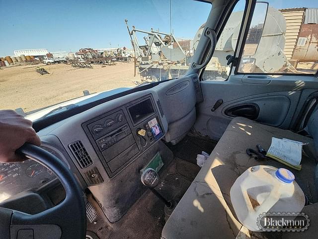 Image of International 4300 equipment image 3