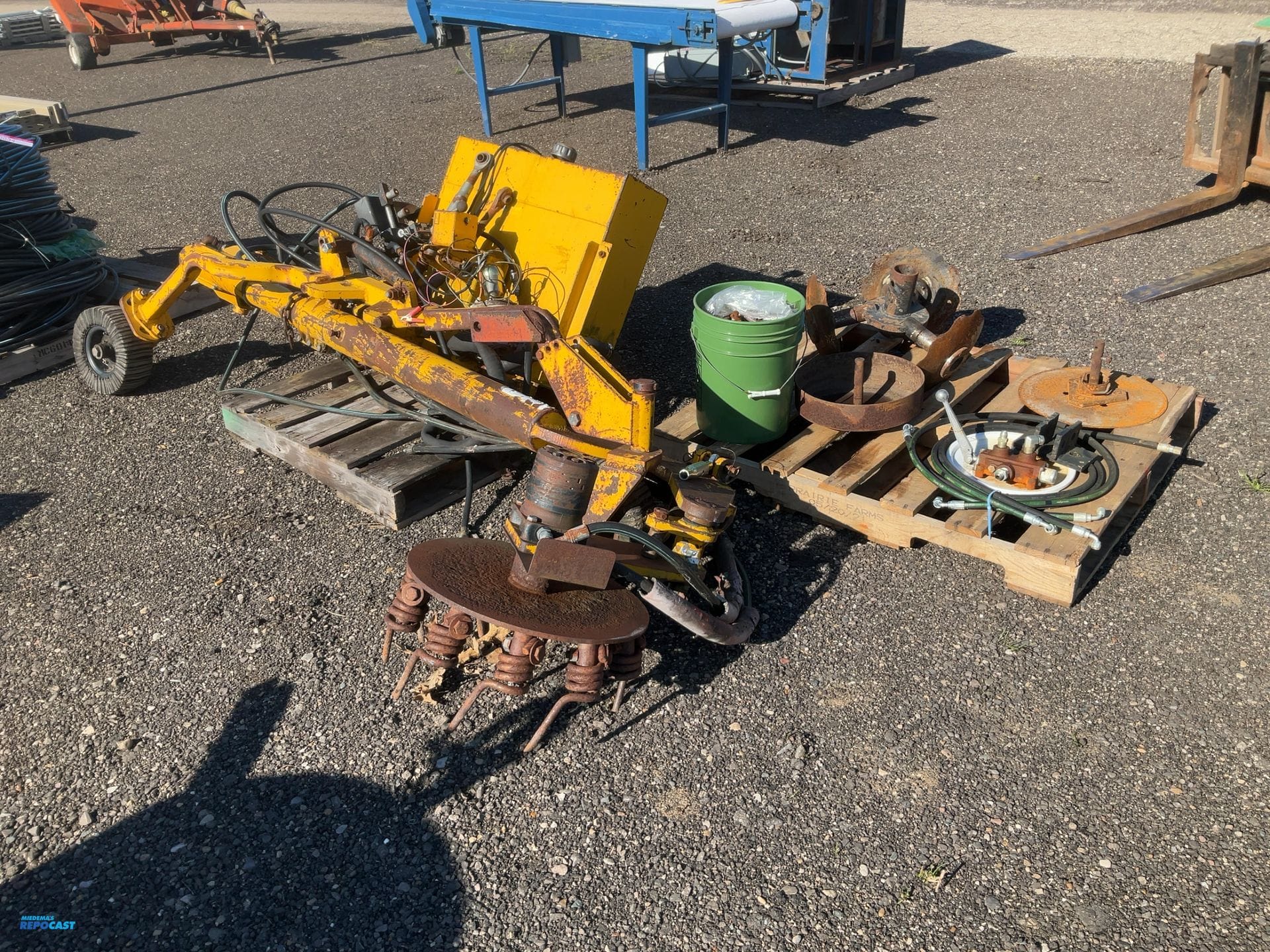 Weed Badger 2550 Equipment Image0