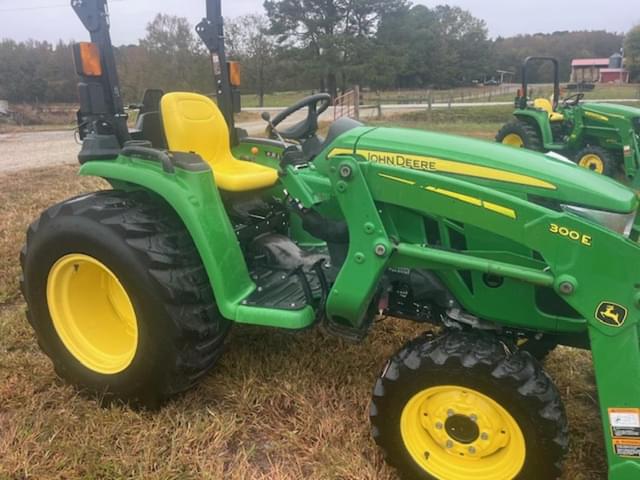 Image of John Deere 3038E equipment image 4