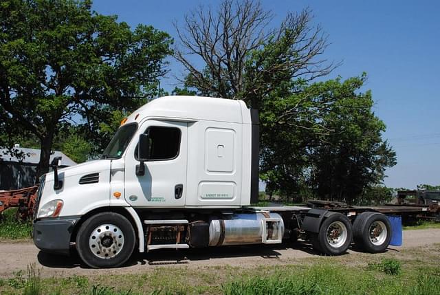 Image of Freightliner Cascadia 113 equipment image 1