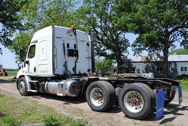 Image of Freightliner Cascadia 113 equipment image 2