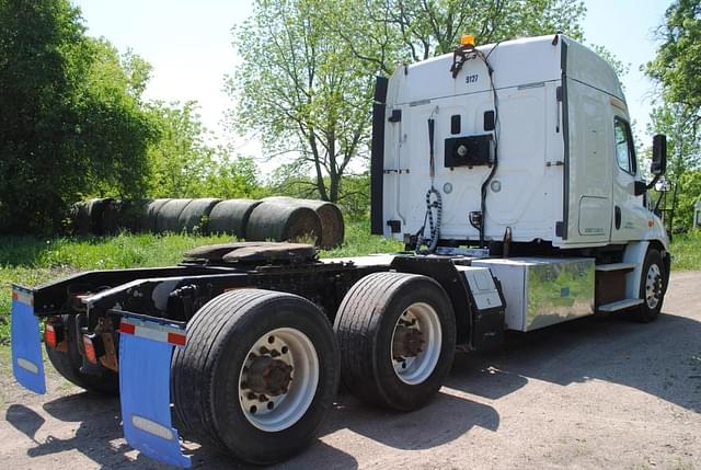 Image of Freightliner Cascadia 113 equipment image 4