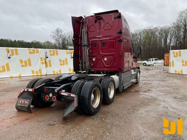 Image of Freightliner Cascadia equipment image 4