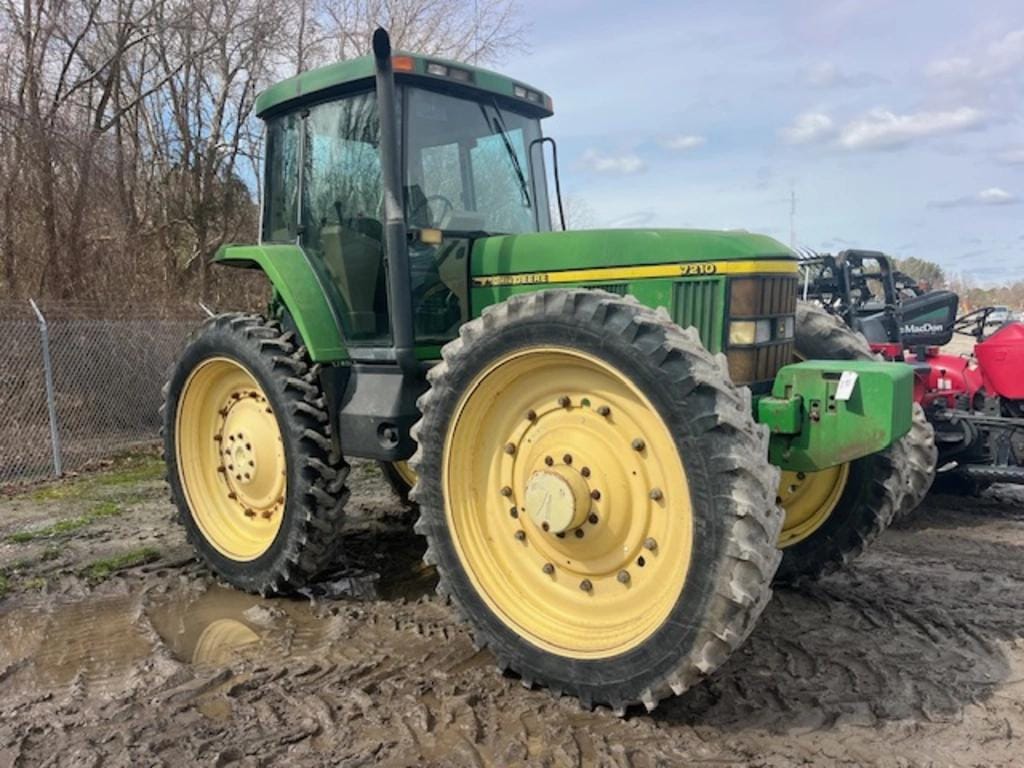 John Deere 7210 Equipment Image0