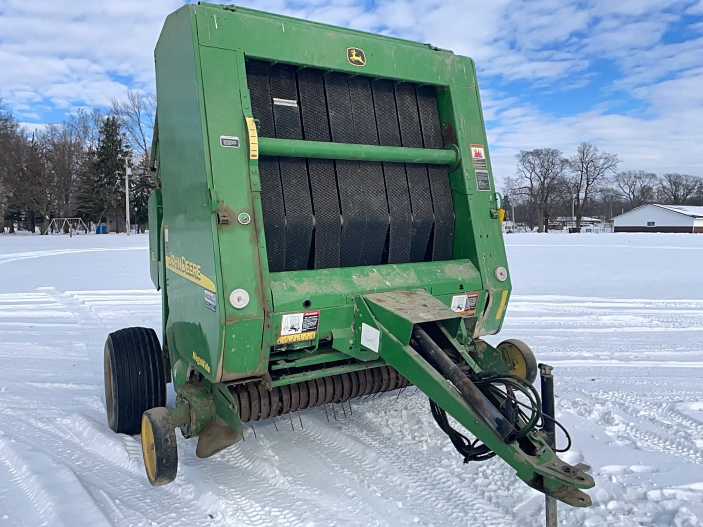 John Deere 567 MegaWide Equipment Image0