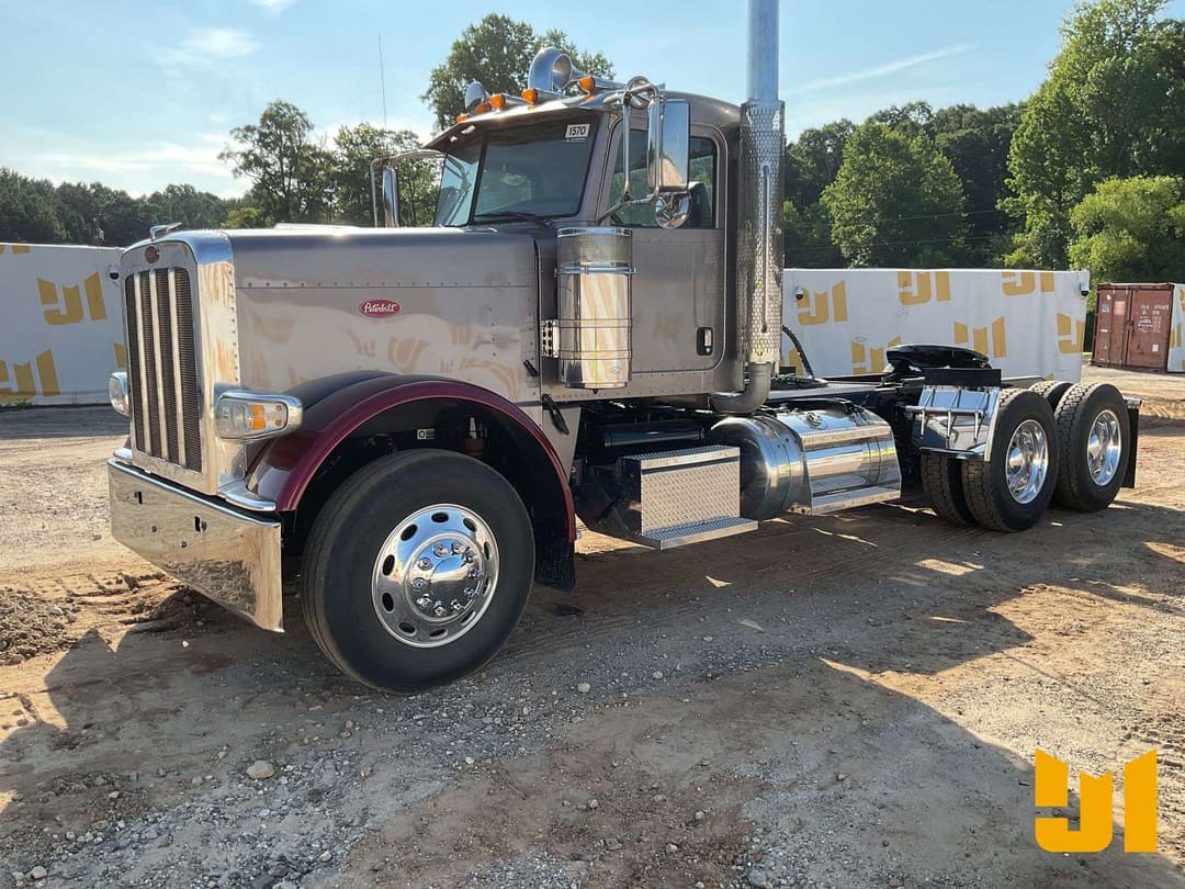 Image of Peterbilt 389 Primary image