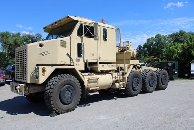 Image of Oshkosh M1070 equipment image 1